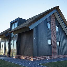 Freistehendes Haus in Kampen, ein charmantes Ferienhaus im Nordwesten von Overijssel mit Strohdach und moderner Architektur, umgeben von ruhiger Natur.