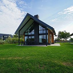 Vrijstaande woning in Kampen, Noordwest Overijssel, vakantiehuis met ruime tuin en moderne architectuur, ideaal voor ontspanning in de natuur.