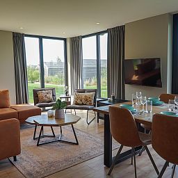 Ruime woonkamer in Vrijstaande woning in Kampen, Overijssel, met moderne inrichting en uitzicht op de groene omgeving.