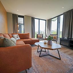 Gezellige woonkamer van Vrijstaande woning in Kampen, vakantiehuis in Noordwest Overijssel, met comfortabele zithoek en veel natuurlijk licht.