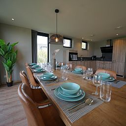 Gezellige eetkamer in de Vrijstaande woning in Kampen, Overijssel, met moderne inrichting en uitzicht op de natuurlijke omgeving.