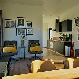 Gezellige woonkamer in de Vrijstaande woning in Kampen, Overijssel, met moderne keuken en comfortabele zithoek.