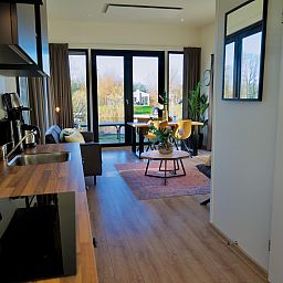 Binnenruimte van de Vrijstaande woning in Kampen, met moderne keuken en uitzicht op de natuur in Noordwest Overijssel, Overijssel.