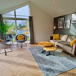Stijlvolle woonkamer in Vrijstaande woning in Kampen, Noordwest Overijssel, met uitzicht op de natuur en moderne inrichting.