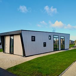 Vrijstaande woning in Kampen, een moderne vakantiehuis in Noordwest Overijssel, omgeven door groene natuur en een rustige omgeving.