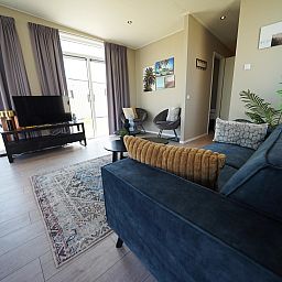 Gezellige woonkamer in Vrijstaande woning in Kampen, Overijssel met moderne inrichting en veel natuurlijk licht.