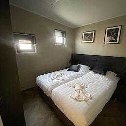 Sfeervolle slaapkamer in Vrijstaande woning in Kampen, Noordwest Overijssel, met comfortabele bedden en stijlvolle decoratie.