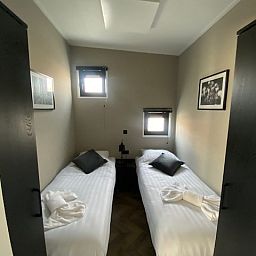 Sfeervolle slaapkamer in Vrijstaande woning in Kampen, Overijssel, met comfortabele bedden en rustgevende ambiance.