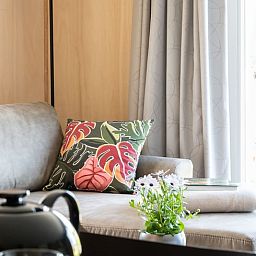 Gemuetliche Sitzecke im Ferienhaus in Scheerwolde, Overijssel, mit bunten Kissen und natuerlichem Licht.