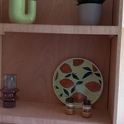 Stilvolle Dekoration im Ferienhaus in Scheerwolde, Overijssel, mit Holzakzenten und modernen Accessoires.