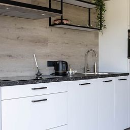 Moderne Kueche im Ferienhaus in Scheerwolde, Overijssel, komplett ausgestattet fuer einen komfortablen Aufenthalt.