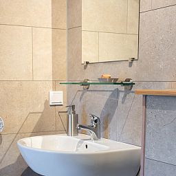 Moderne badkamer van vakantiehuis OV701 in Scheerwolde, Overijssel met stijlvolle wastafel.