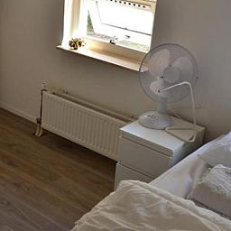 Gemuetliches Schlafzimmer mit offenem Fenster in einem Ferienhaus in IJhorst, Overijssel.