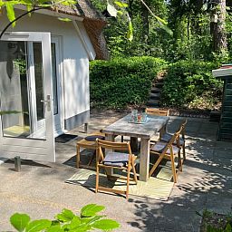 Gemuetliches Wohnzimmer des Ferienhauses in IJhorst mit Kaminofen und bequemen Sitzgelegenheiten, ideal zum Entspannen.