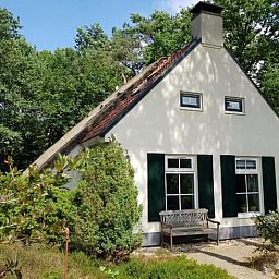 Gezellige zithoek op het terras van Vakantiehuisje in IJhorst, Noordwest Overijssel, Overijssel.