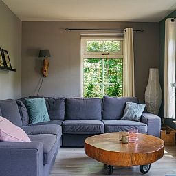 Knusse woonkamer met open haard in Vakantiehuisje in IJhorst, Noordwest Overijssel, Overijssel.