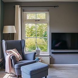 Comfortabele zithoek in de woonkamer van Vakantiehuisje in IJhorst, Noordwest Overijssel, Overijssel.