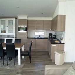 Moderne keuken en eetruimte in vrijstaande woning in IJhorst, Noordwest Overijssel, ideaal vakantiehuis voor comfort en gezelligheid.