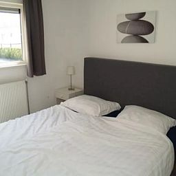 Sfeervolle slaapkamer in de vrijstaande woning in IJhorst, Overijssel, met comfortabel bed en serene inrichting voor een rustgevend verblijf.
