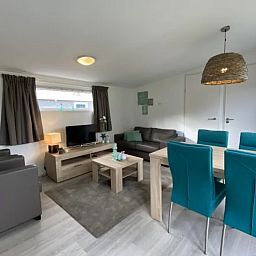 Moderne woonkamer in de Vrijstaande woning in IJhorst, Overijssel, met comfortabele zithoek en eetruimte voor een ontspannen verblijf.