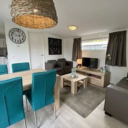 Gezellige woonkamer in vrijstaande woning in IJhorst, Overijssel, met moderne inrichting en comfortabele zithoek.