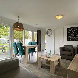 Gezellige woonkamer in Vrijstaande woning in IJhorst, vakantiehuis in Noordwest Overijssel met moderne inrichting en uitzicht op de tuin.