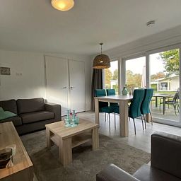 Gemtliches Wohnzimmer eines freistehenden Hauses in IJhorst, Nordwest-Overijssel. Genieen Sie den Blick auf den Garten von diesem komfortablen Ferienhaus aus.