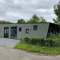 Vrijstaande woning in IJhorst, Noordwest Overijssel biedt een modern vakantiehuis met ruime veranda, omgeven door natuur en rust.