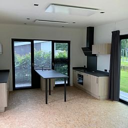 Moderne keuken in de Vrijstaande woning in IJhorst, een vakantiehuis in Noordwest Overijssel met uitzicht op groene omgeving.