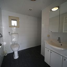 Gezellige woonkamer in de vrijstaande woning in IJhorst, Overijssel, met ruime zithoek en veel natuurlijk licht in Noordwest Overijssel.