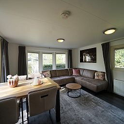 Moderne keuken in de Vrijstaande woning in IJhorst, vakantiehuis in Noordwest Overijssel, met uitzicht op de natuur door een raam.
