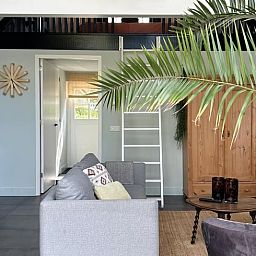 Gezellige binnenruimte van Vakantiehuis in Kalenberg, Overijssel, met moderne inrichting en groene accenten.