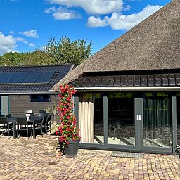 Zonnig terras van Vakantiehuis in Sint Jansklooster, Overijssel, met comfortabele zitgelegenheid.