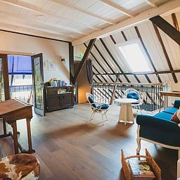 Gezellige binnenruimte van Vakantiehuis in Sint Jansklooster, Overijssel, met rustieke inrichting.