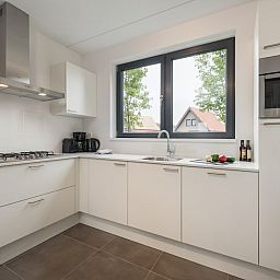 Moderne keuken in Watervilla 8, een vakantiehuis in Ossenzijl, Noordwest Overijssel. Geniet van comfort en stijl in deze luxe accommodatie.