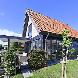 Terras van de vrijstaande woning in Ossenzijl, Noordwest Overijssel, perfect voor ontspanning aan het water.