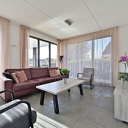 Lichte woonkamer van de vrijstaande woning in Ossenzijl, Noordwest Overijssel, met comfortabele zitplaatsen.