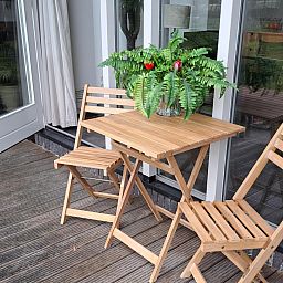 Schoenes Schlafzimmer im Ferienhaus OV735 in Tuk, Overijssel, mit Blick auf die gruene Natur und eine einladende Terrasse.