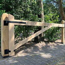 Moderne Kueche im Ferienhaus OV735, Tuk, Nordwest-Overijssel, mit schlichter Verarbeitung und funktioneller Einrichtung.