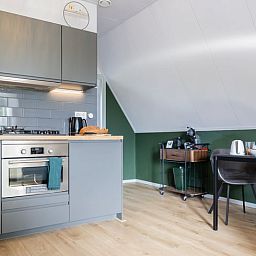 Volledig uitgeruste keuken in Vakantiehuisje in Wetering, Noordwest Overijssel. Perfect voor culinaire avonturen.