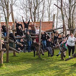 Gezellige eetzaal in vakantiehuis OV670, Blokzijl, Overijssel met houten balken en comfortabele stoelen.