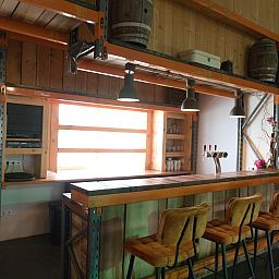 Speeltoren bij OV668 vakantiehuis in Blokzijl, omgeven door groene natuur.