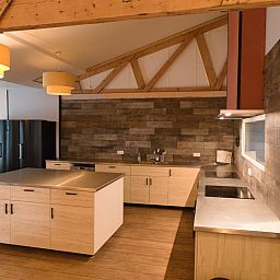 Moderne keuken van OV668 vakantiehuis in Blokzijl, perfect voor groepsmaaltijden.