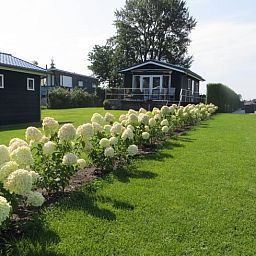 Bloementuin bij Huisje in IJsselmuiden vakantiehuis in Noordwest Overijssel, omgeven door natuur.