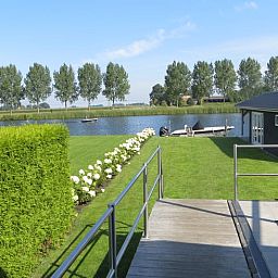 Veranda van Huisje in IJsselmuiden met uitzicht op de rivier in het schilderachtige Overijssel.