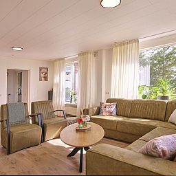 Comfortabele woonkamer in Alpa Casa vakantiehuis, Rouveen, Overijssel met veel natuurlijk licht.
