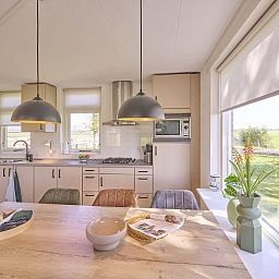 Moderne keuken in Alpa Casa vakantiehuis, Rouveen, Overijssel met uitzicht op de landelijke omgeving.