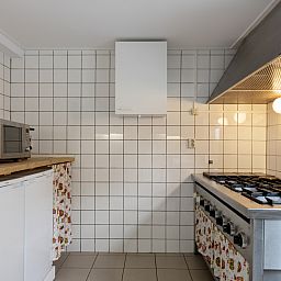 Praktische bijkeuken met wasmachine in OV543 vakantiehuis, Eesveen, Overijssel.