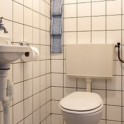 Trap naar bovenverdieping in vakantiehuis OV543, Eesveen, Noordwest Overijssel.