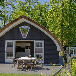 Gemuetliche Terrasse im Ferienhaus in Baars, umgeben von Natur in Nordwest Overijssel.